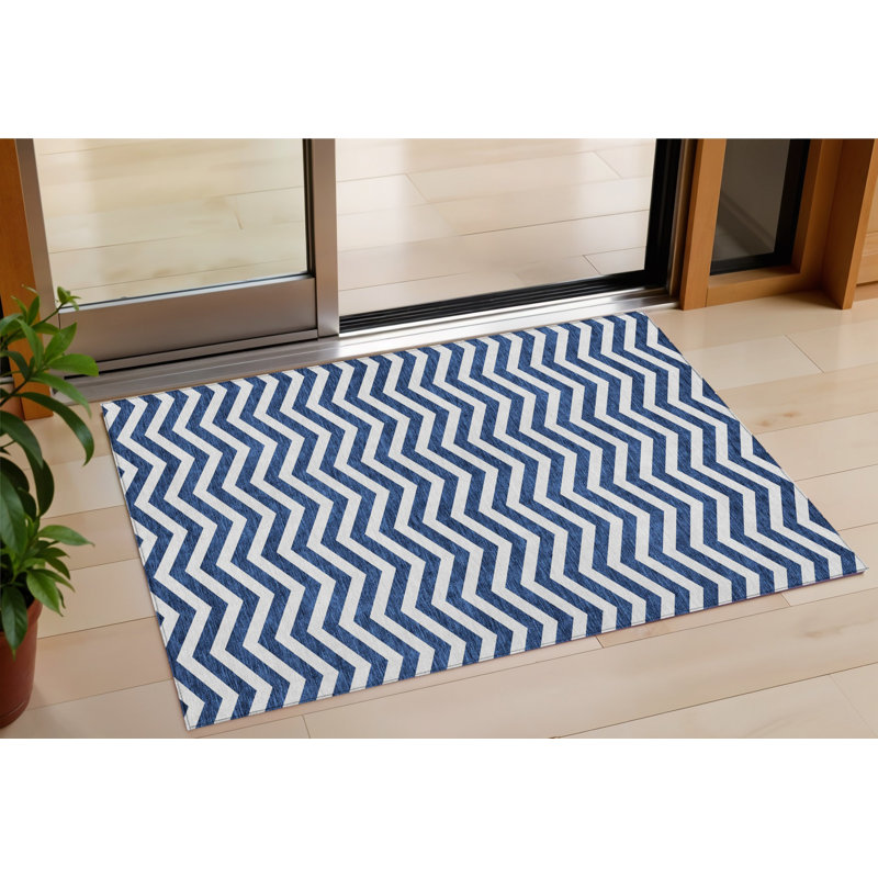 Tapis extérieur lavable à motif de chevrons bleu marine et ivoire 3 pi x 5 pi