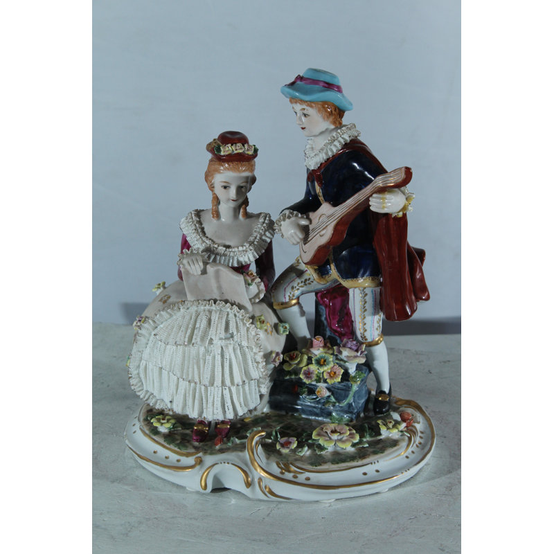 Figurine de couple romantique en porcelaine avec guitare et livre NIFao 11 po x 8 po x H 13 po
