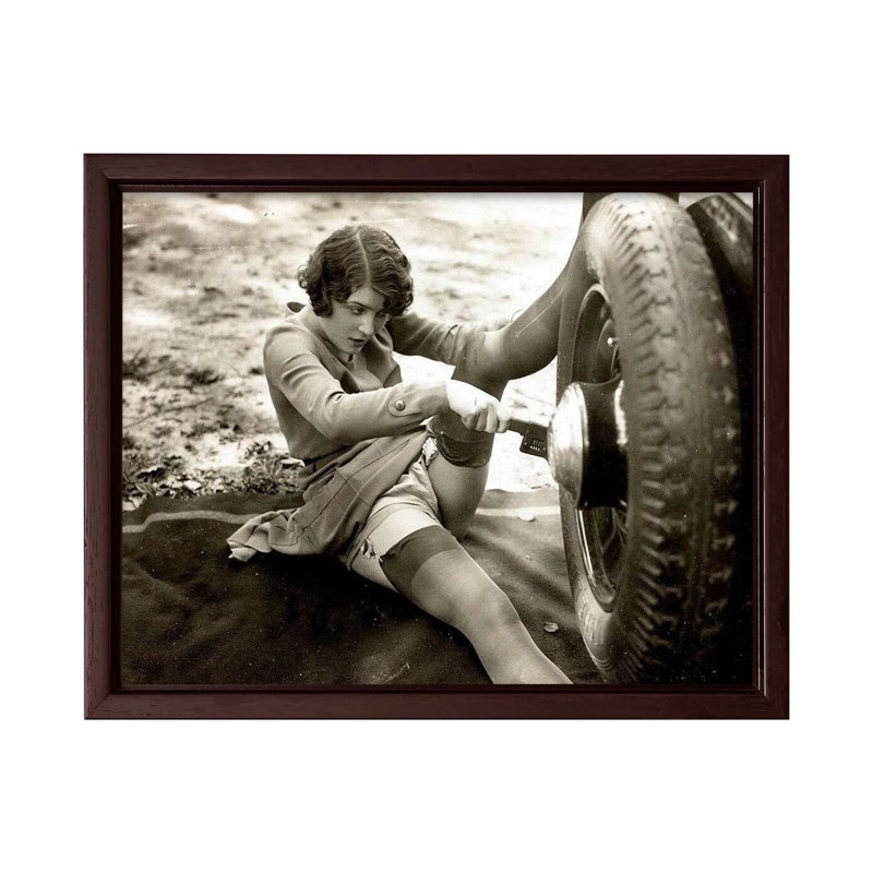Femme changeant de pneu, Unframed, Canvas, 08"H x 10"W