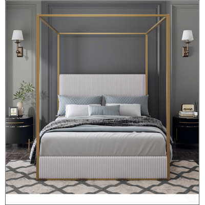 Lit à baldaquin moderne et luxueux en métal avec tête de lit capitonnée haute en velours côtelé et sommier à colonnes, sans sommier tapissier.