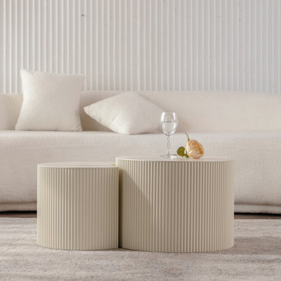 Table basse en bois fabriquée à la main en relief pour l'espace de vie principal - beige crème dans et à la maison