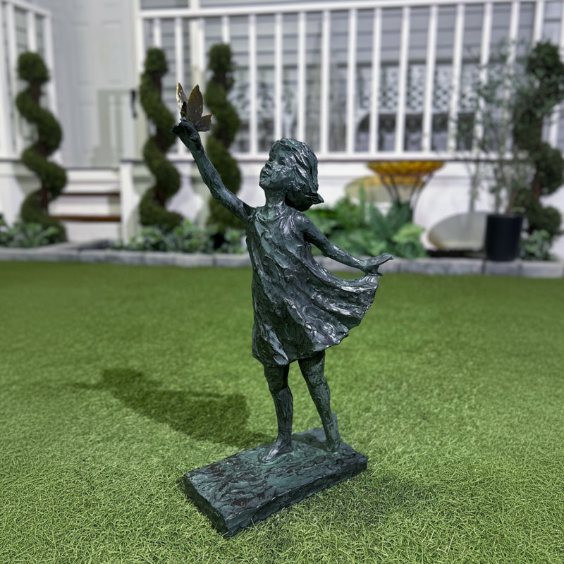 Sculpture fille avec papillon