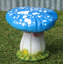 Statue bleue surdimensionnée de tabouret de champignon divisé