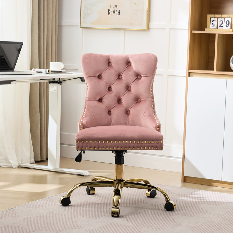 Fauteuil de bureau moderne en velours rose avec piètement en métal doré, pivotant et réglable, design capitonné, mousse à haute résilience, boutons cousus à la main, garniture décorative cloutée, revêtement pivotant, triple couche électroplaquée