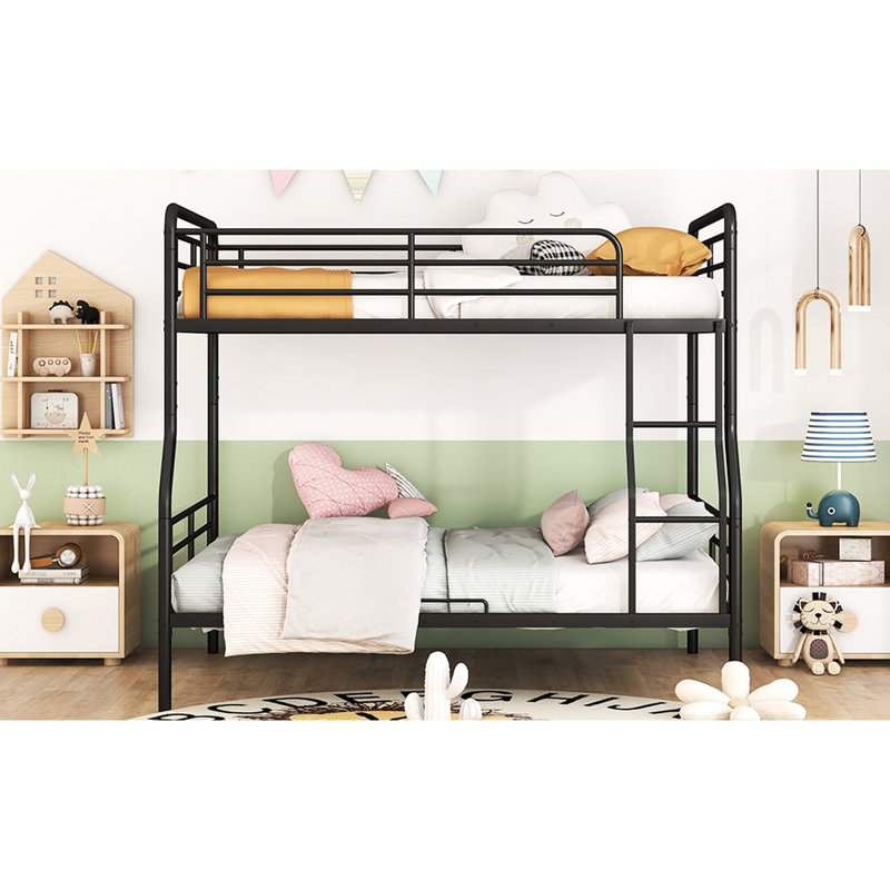 Lit superposé double au-dessus de grand lit double, de construction noire, peut accueillir plusieurs personnes en structure de fer, pour un sommeil sécuritaire