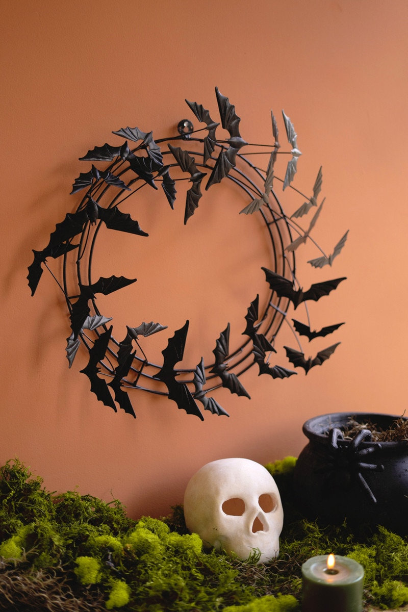  Flying Bat Halloween Wreath – Layered Metal Wire Design 3" H For Door And Wall Display