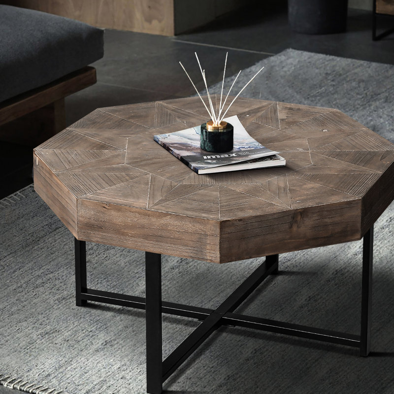 Table basse octogonale de style rétro avec pieds robustes en métal, forme en bois brun antique et motif en croix