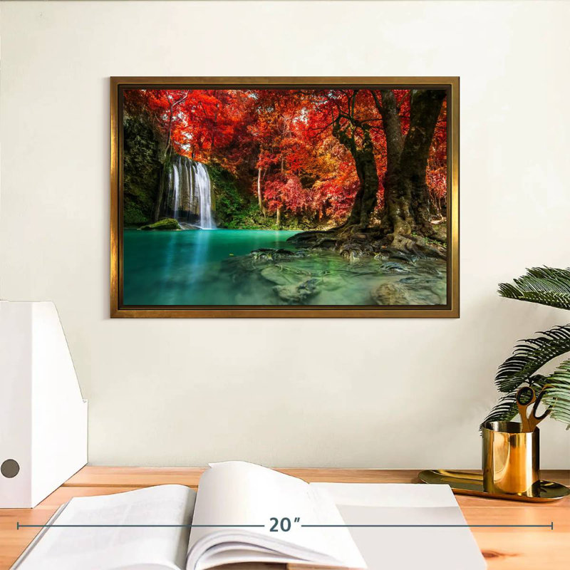 Arbres d'automne et cascade, Cadre flottant doré, 13 po x 9 po