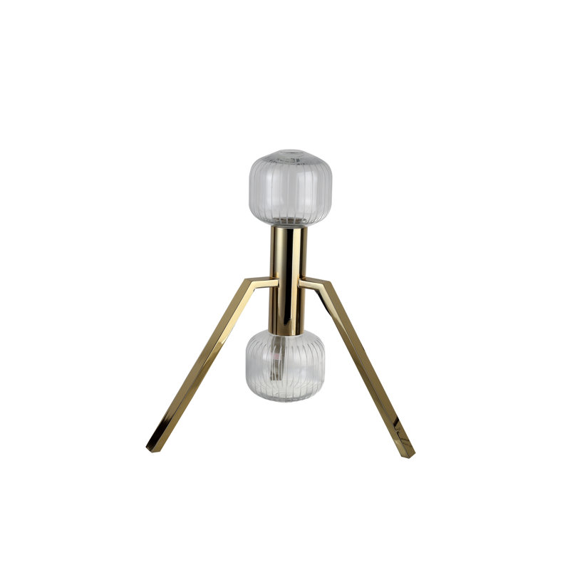 Cette lampe de table à DEL dorée unique avec abat-jour en verre