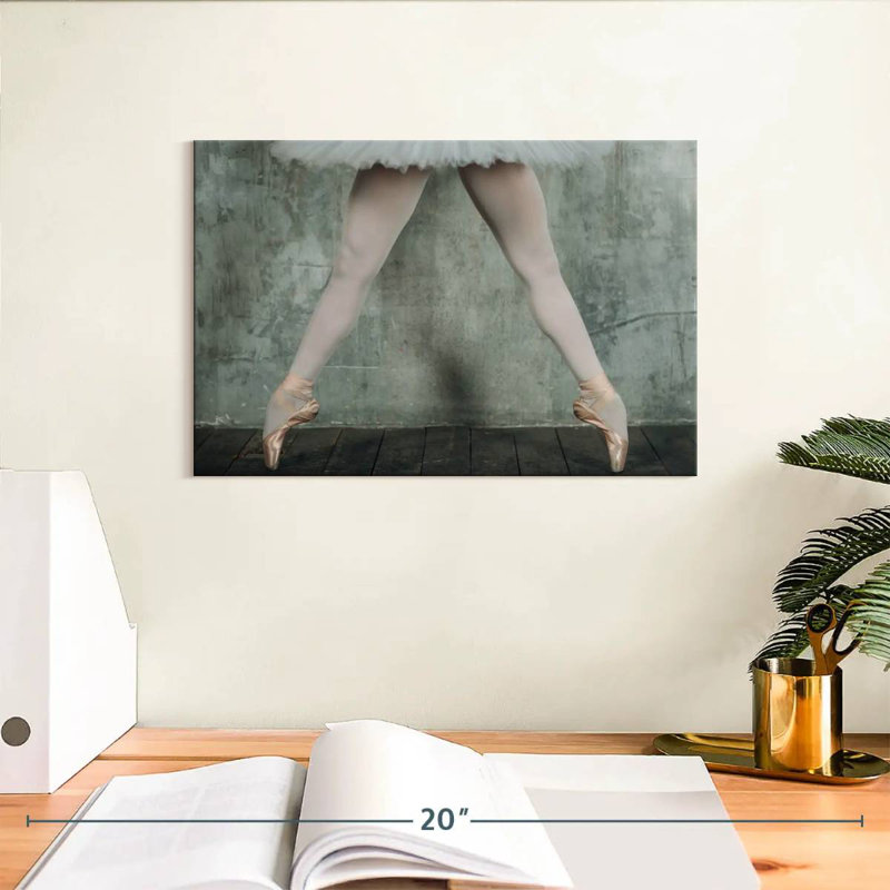 Pieds toniques d'une ballerine, H 8 po x l 12 po