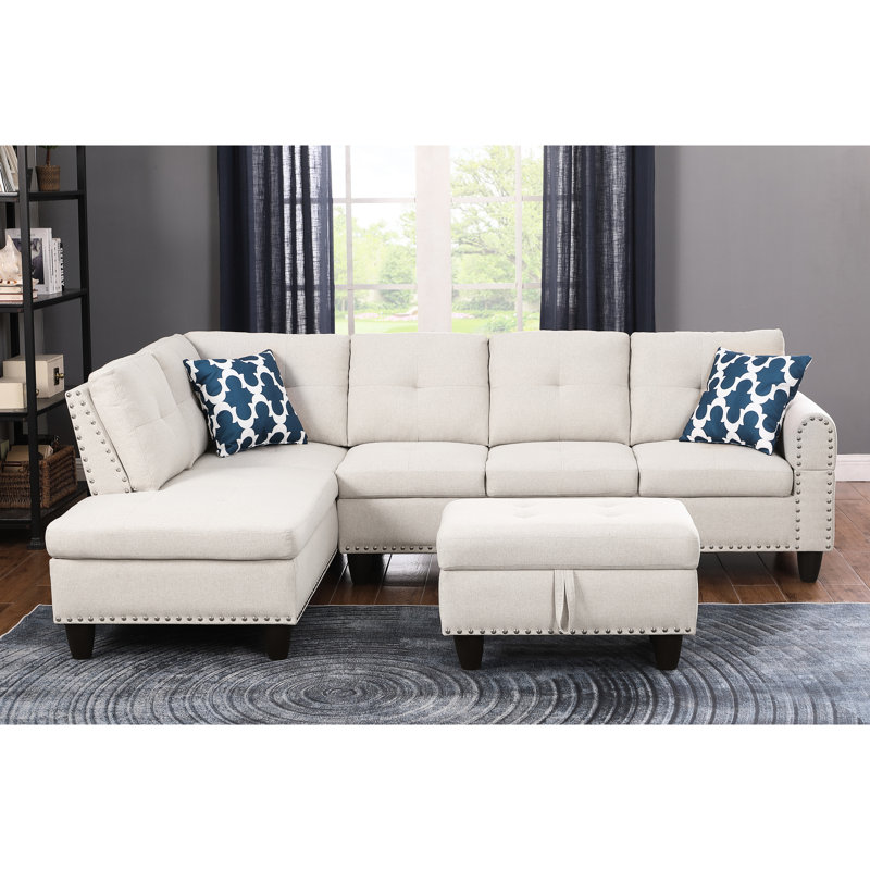 Canapé modulaire en L beige de 3 pièces avec coussins de rangement et de lancer, idéal pour se détendre, accoudoirs arrondis, touffetage subtil, garniture cloutée, structure en bois massif, ressorts en mousse rembourrés en deux