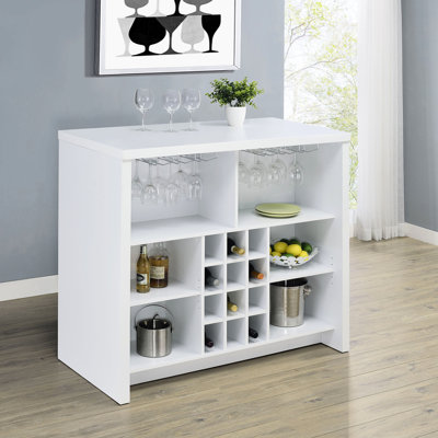 Bar contemporain en bois d'ingénierie blanc, avec grille pour bouteilles de vin et verres à pied pour salle à manger moderne