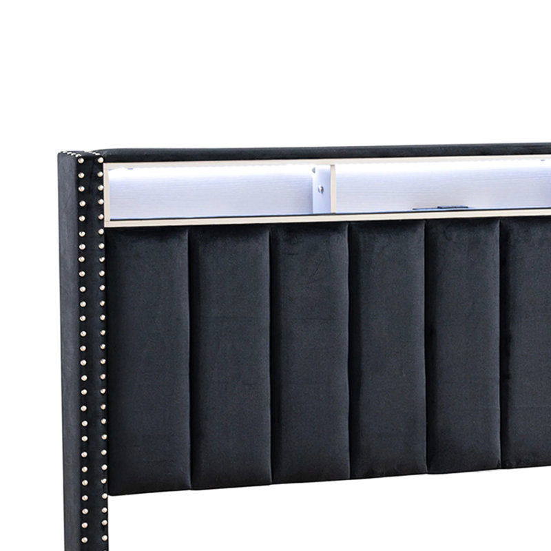 Lit double contemporain de style contemporain avec capitonnage à canaux verticaux, éclairage à commande tactile à DEL, garniture cloutée et tablette de tête de lit 3 options de gradation, tête de lit, tablettes de rangement