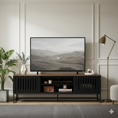 Meuble télé 63 pouces de style Mid-Century moderne avec portes à lattes rayées offrant un espace de rangement. Un meuble audio-vidéo ou une console multimédia pour le salon ou la chambre à coucher.