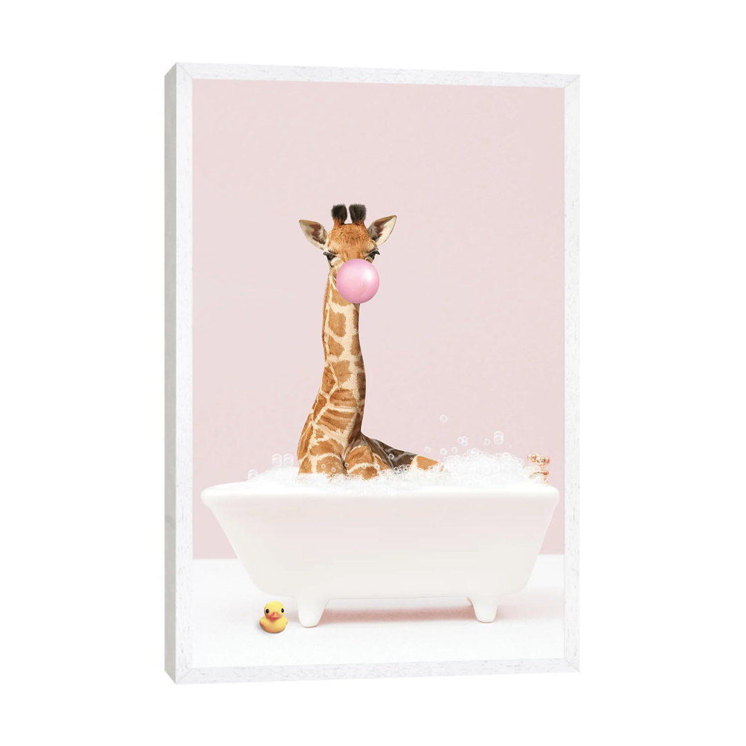 Baby Giraffe mit Bubblegum in der Badewanne