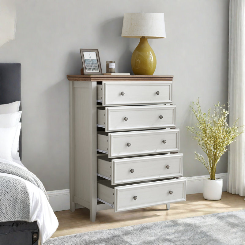 Commode moderne avec 5 tiroirs, poignées en métal et surface en grain de bois Jazmina