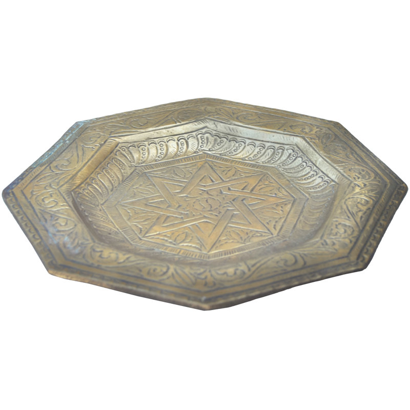 Plat décoratif en laiton gravé et à motif mauresque du début du 20e siècle
