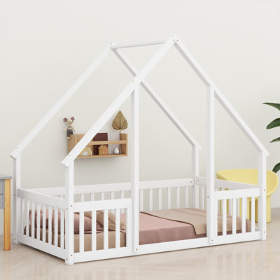 Lit moderne en forme de maison moderne avec clôture et garde-corps