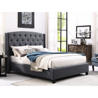 Lit tapissier gris élégant pour chambre à coucher avec capitonnage à boutons et garniture cloutée captivante, taille grand
