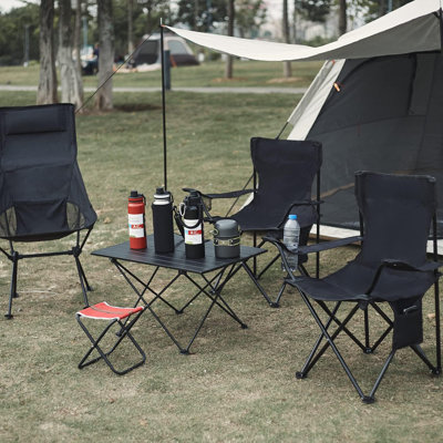 Les chaises de camping portatives profitent du plein air avec une chaise pliante polyvalente, une chaise de sport, une chaise d'extérieur et une chaise de jardin, camouflage