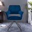 Élégante chaise d'appoint en velours bleu, pieds en bois, salle à manger moderne