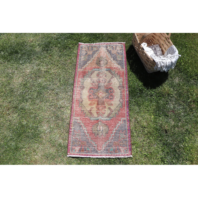 Petit tapis turc antique dans une teinte orange vibrante, idéal pour les espaces de chambre de bébé