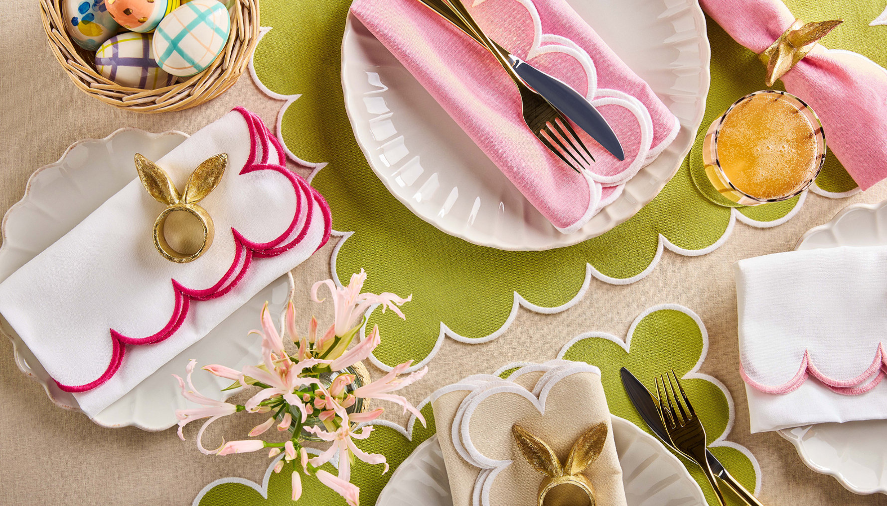Un décor de table de Pâques festif avec des assiettes décoratives, des serviettes et des ronds de serviette en forme d'oreilles de lapin.