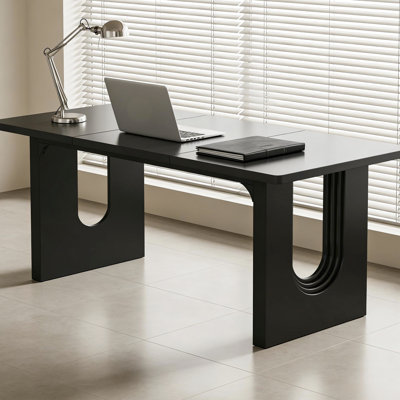 Bureau de 71 po avec surface spacieuse, base stable et de style contemporain, convenant à un usage domestique.