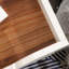 Table de bout rectangulaire blanche Annais avec structure en métal, plateau attaché et tablette inférieure pour rangement intérieur