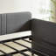 Lit de jour simple gris avec cadre en métal et lit gigogne confortable pour un petit espace de vie