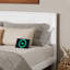 Très grand lit blanc avec charme, éclairage à DEL intégré, charge et 10 lattes solides pour une chambre confortable-130155528
