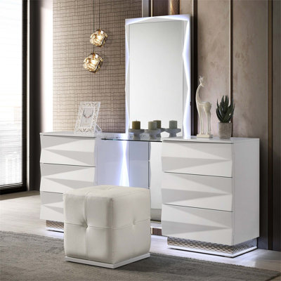Ensemble de meuble-lavabo de style contemporain avec miroir pleine grandeur et tiroirs de rangement, parfait pour un maquillage glamour