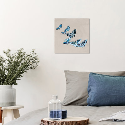 «Blue Butterflies Flutter On Canvas» par Wynwood Studio, reproduction