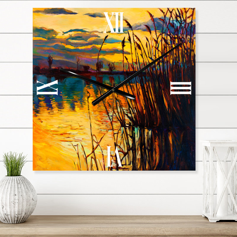 Jaune coucher de soleil à travers les hautes herbes au bord du lac - Horloge murale nautique et côtière, Grand