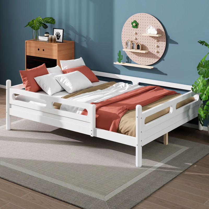 Lit plateforme avec barrières de sécurité, profil bas, un lit plateforme en bois sécurisé avec barrières de sécurité et design à profil bas