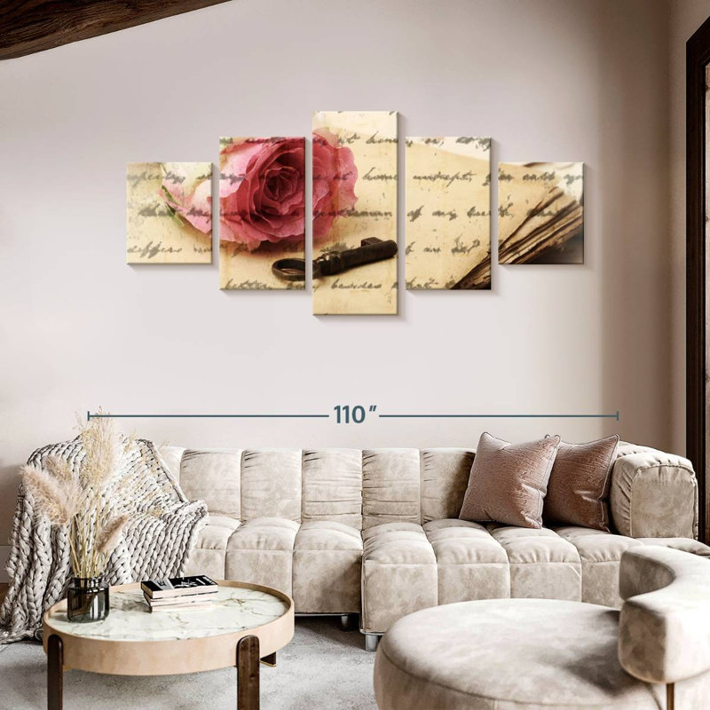 Rose sur vieilles lettres, H 42 po x l 92 po