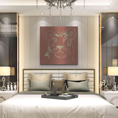 "Lionne dorée sur un coussin rouge" par Chris Paschke