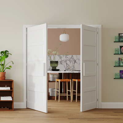 Intérieur de la porte de garde-robe moderne en bois manufacturé avec portes et poignées réglables