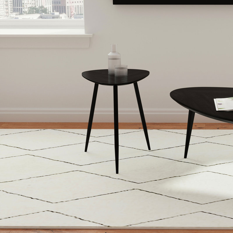 Table de bout triangulaire noire en bois massif, d'apparence aérée, pour ou dans les salons contemporains, en bois moderne avec finition, aspect léger, placement idéal