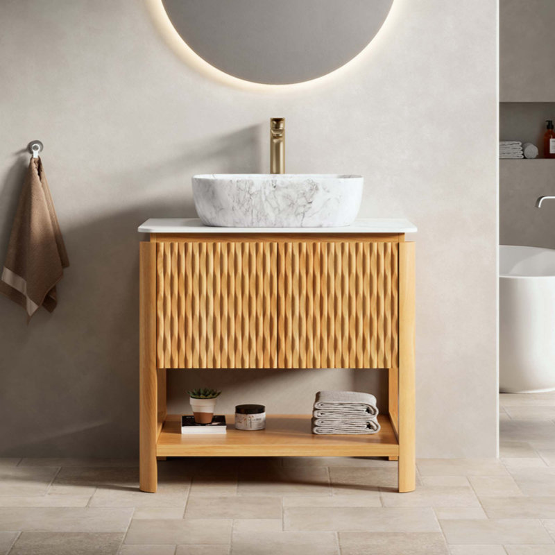 Meuble-lavabo de salle de bain, armoire de rangement autoportante en contreplaqué avec 2 portes en bambou texturé et tablette ouverte, lavabo en céramique à motif marbré et plateau en pierre frittée blanc de Carrare