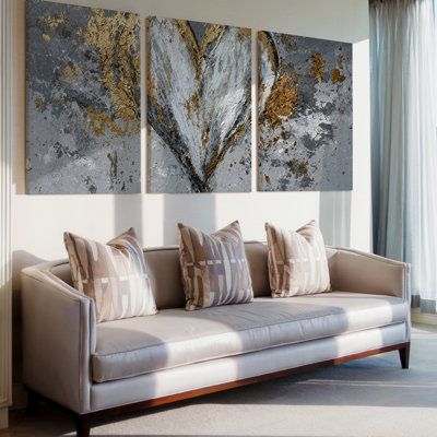 Ensemble exclusif de 3 toiles panoramiques abstraites texturées grises en forme de cœur, représentant un cœur blanc et or. Décoration murale idéale pour le salon, la chambre à coucher et le bureau.