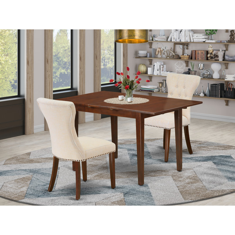 L'ensemble 3 pièces contient une table rectangulaire en bois avec feuille papillon et 2 chaises rembourrées en tissu de lin beige clair, acajou