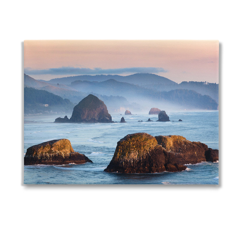 «Ocean Cliff With Mountains», art mural sur toile par Richard Wong, H 36 po x l 48 po