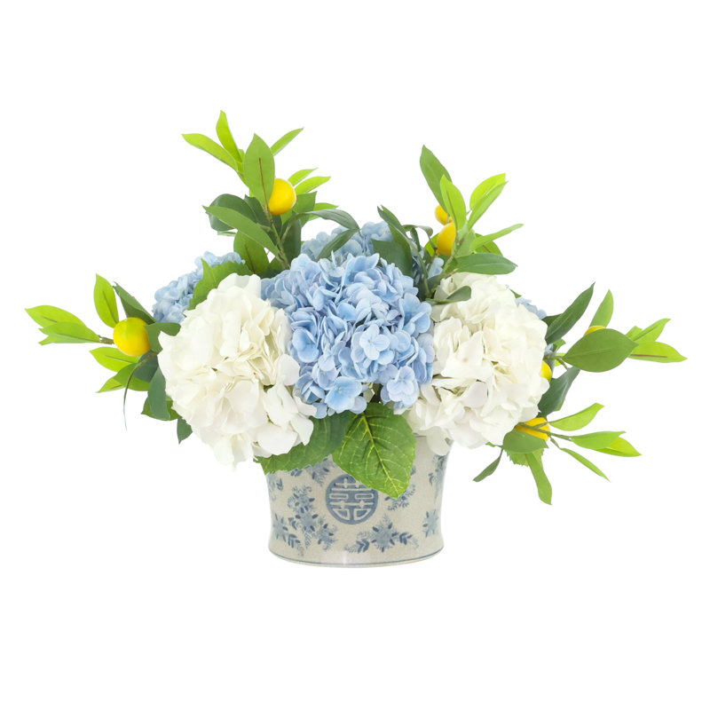 Hortensias et citrons dans un vase décoratif