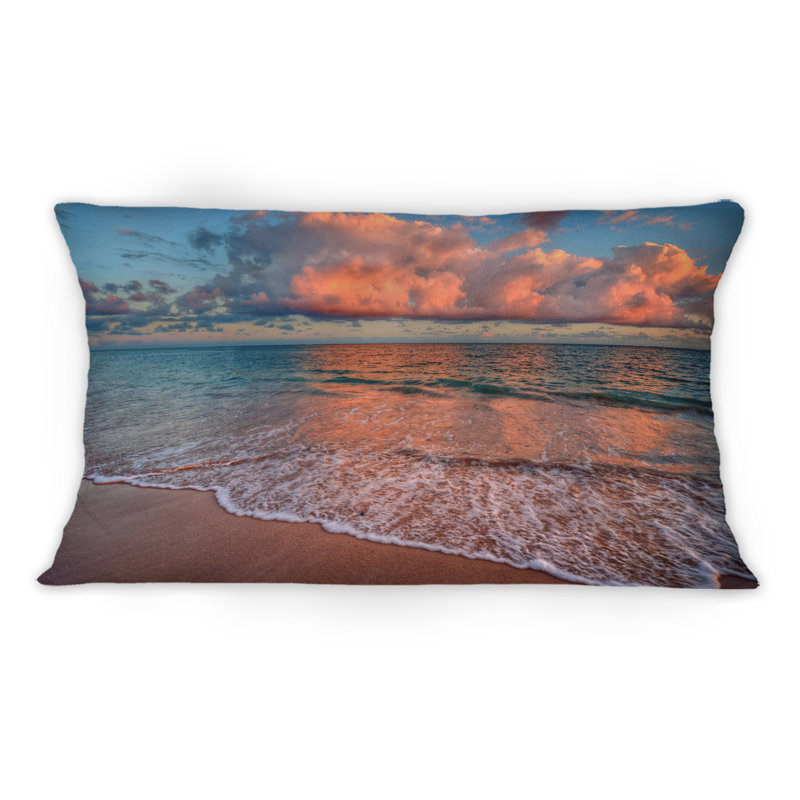 Coussin décoratif à imprimé nautique et côtier Sunset Over An Ocean Beach