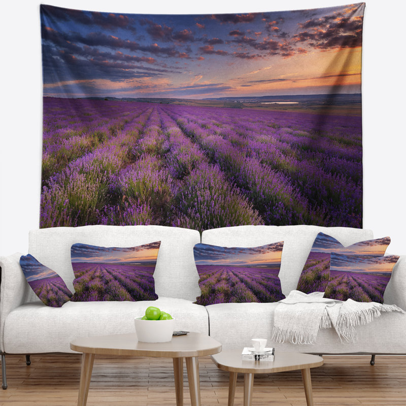 Motif floral champ de lavande foncé avec ciel nuageux, H 32 po x l 39 po