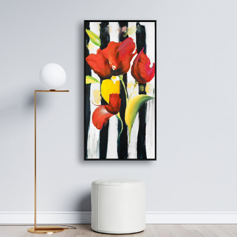 Red Flowers On Stripes Print On Canvas, H 48 po x l 24 po