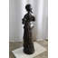 Statue en bronze Soichiro People Abstract Classic, élégante jeune fille tenant des fleurs 13 po x 14 po x H 39 po