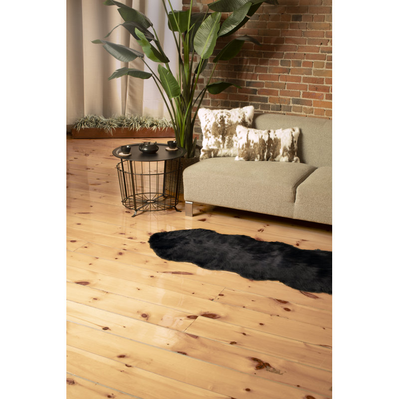Tapis noir en fausse peau de mouton