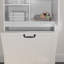 Armoire de salle de bain avec panier à linge inclinable, armoire de salle de bain avec tablettes réglables, style autoportant-1291870845